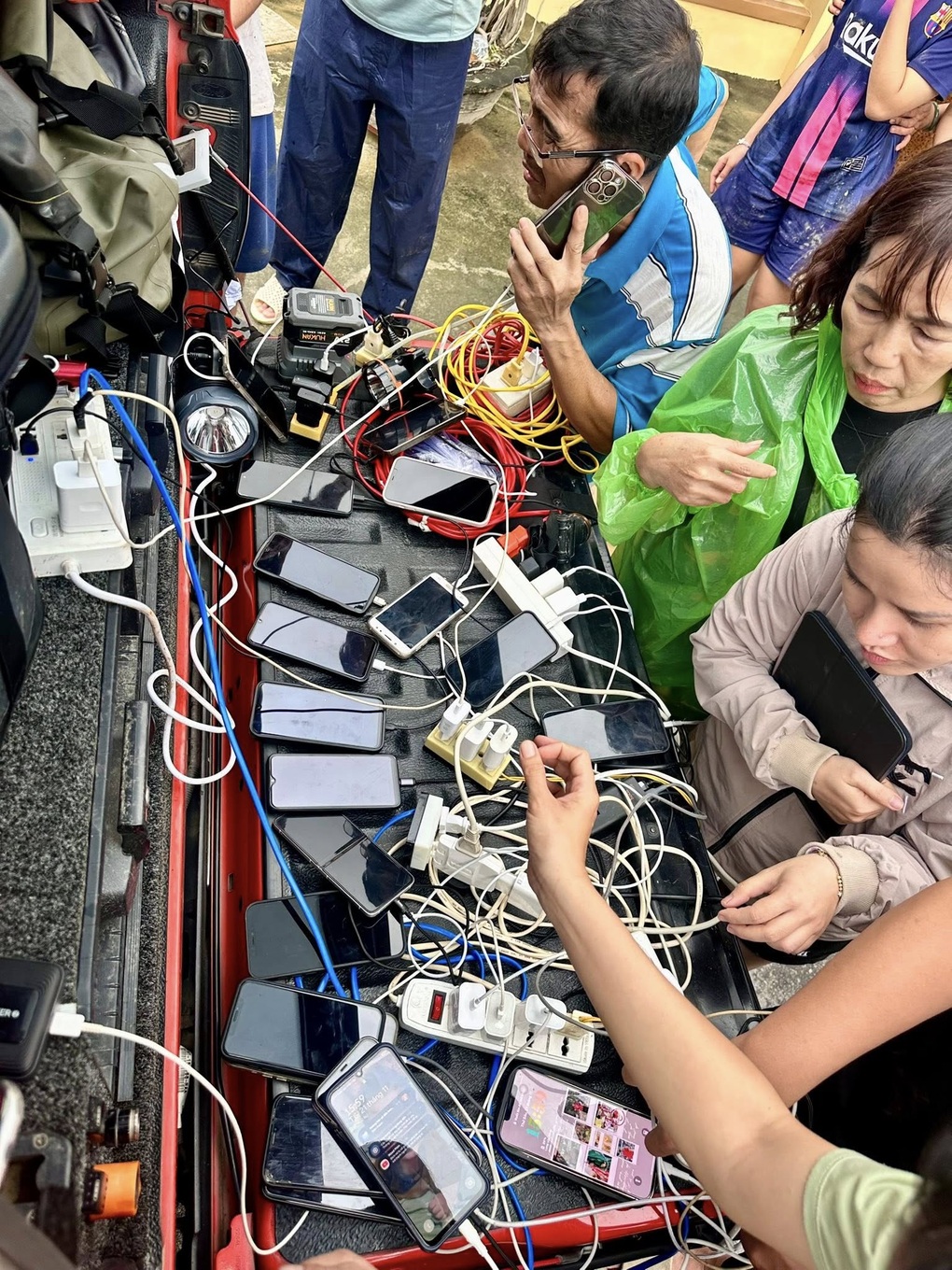 Người TPHCM “có gì góp nấy”, nấu cháo tiếp sức vì miền Trung lũ lụt - 4 Người TPHCM “có gì góp nấy”, nấu cháo tiếp sức vì miền Trung lũ lụt - 4