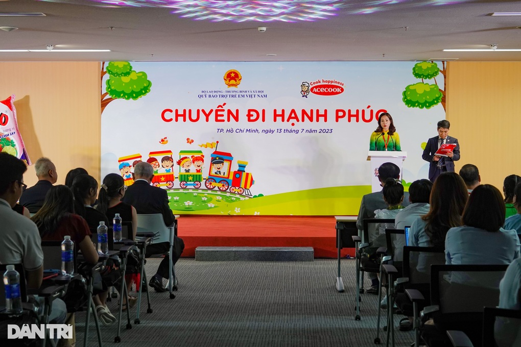Tỷ phú Johnathan Hạnh Nguyễn rơi nước mắt trong hành trình cùng trẻ nghèo - 1 Tỷ phú Johnathan Hạnh Nguyễn rơi nước mắt trong hành trình cùng trẻ nghèo - 1