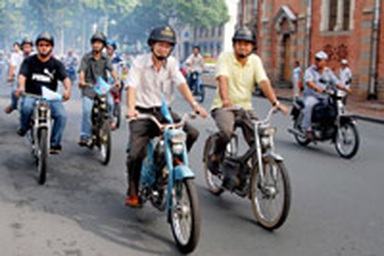 Mobylette đồng hành cùng mũ bảo hiểm