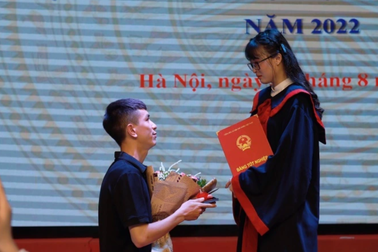Màn cầu hôn bất ngờ ngay tại lễ tốt nghiệp đại học