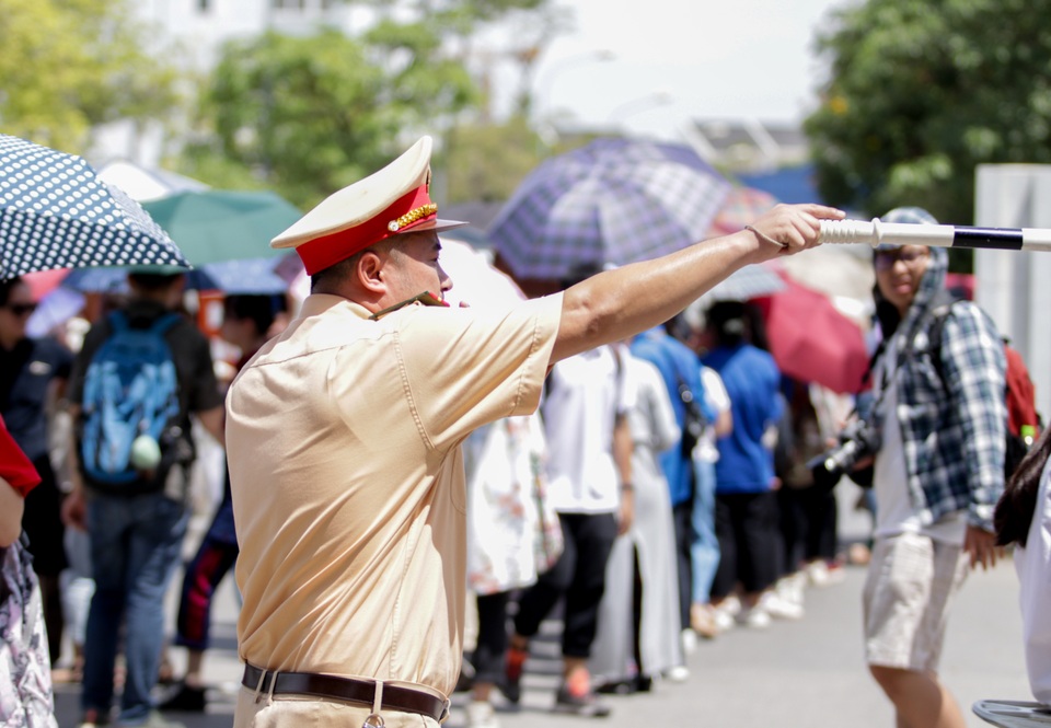 Hà Nội: Thanh niên tình nguyện đội nắng tiếp sức thí sinh thi vào lớp 10 - 14 Hà Nội: Thanh niên tình nguyện đội nắng tiếp sức thí sinh thi vào lớp 10 - 14
