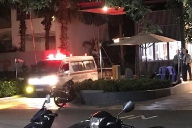Bé gái 13 tuổi rơi lầu chung cư xuống đất tử vong