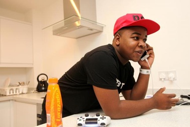 Từ nhân viên phục vụ trở thành triệu phú USD khi chưa tới 20 tuổi