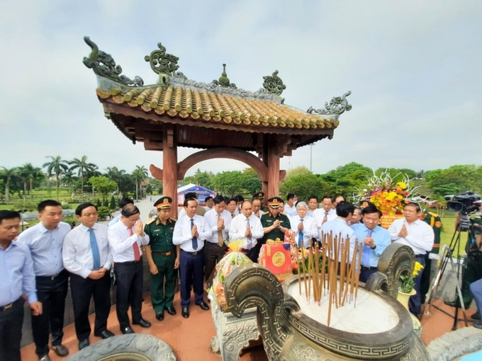 Sáng cùng ngày, các đồng chí lãnh đạo Đảng, Nhà nước đã dâng hoa, dâng hương tưởng nhớ các anh hùng liệt sĩ tại Thành Cổ Quảng Trị