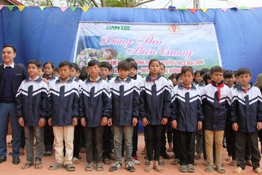 260 chiếc áo ấm đến với các em học sinh học trong gian khó