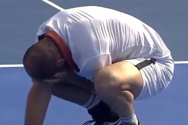 Tay vợt người Đức bị loại vì lý do... cực kỳ khó đỡ