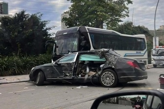 Mercedes Maybach S600 tông xe khách đỗ ven đường ở Quảng Ninh