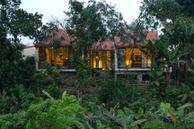 Con trai xây tặng bố mẹ căn nhà trên đồi đẹp như homestay ở Quảng Nam