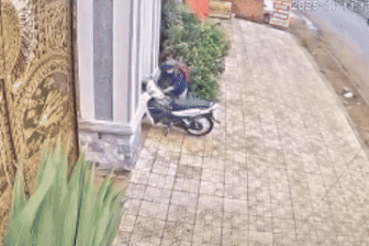 Vừa mua xe một ngày thì bị trộm mất, nam shipper khóc nấc ngay trên đường