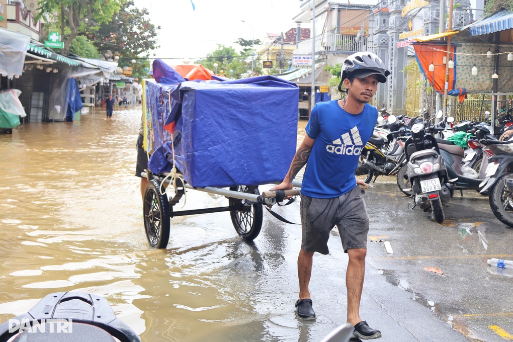 Hoi An turistái és lakosai küzdenek az árvíz elől menekülve - 1 Du khách và người dân Hội An lại vất vả chạy lũ - 1