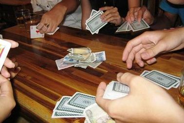 Đầu năm, sinh viên “chìm” trong đỏ đen