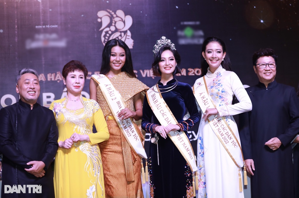 Nông Thúy Hằng vừa đăng quang đã vướng tin đồn nhạy cảm, giám khảo nói gì? - 3 Nông Thúy Hằng vừa đăng quang đã vướng tin đồn nhạy cảm, giám khảo nói gì? - 3