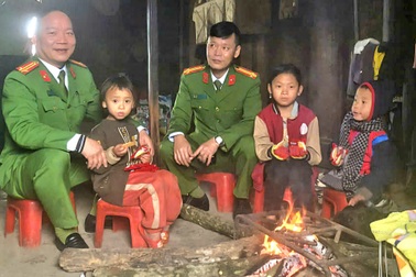 Công an Nghệ An tặng quà Tết tới người nghèo nơi biên giới