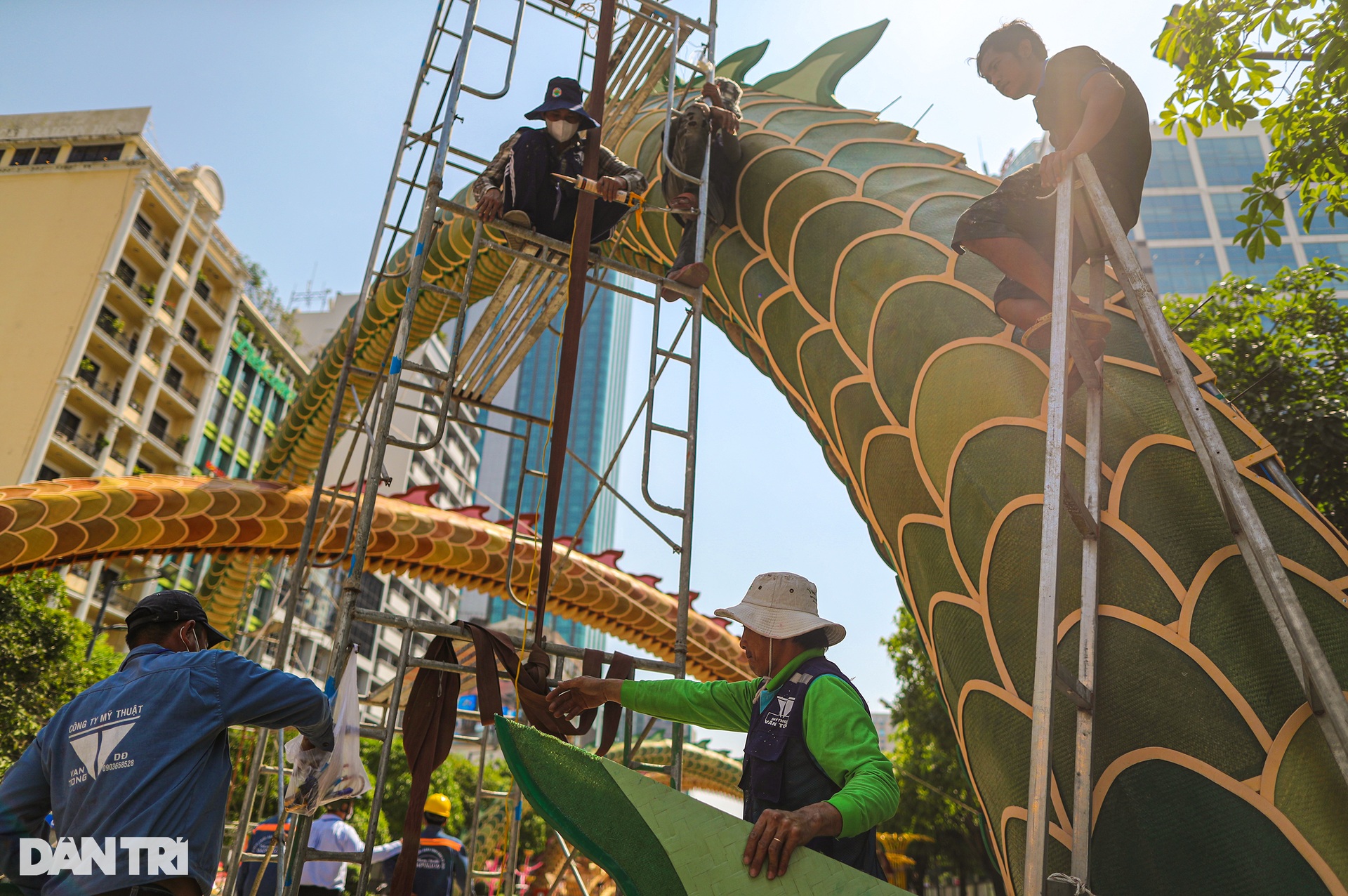 Lộ diện linh vật rồng khổng lồ dài 100m trên đường hoa Nguyễn Huệ - 3 Lộ diện linh vật rồng khổng lồ dài 100m trên đường hoa Nguyễn Huệ - 3