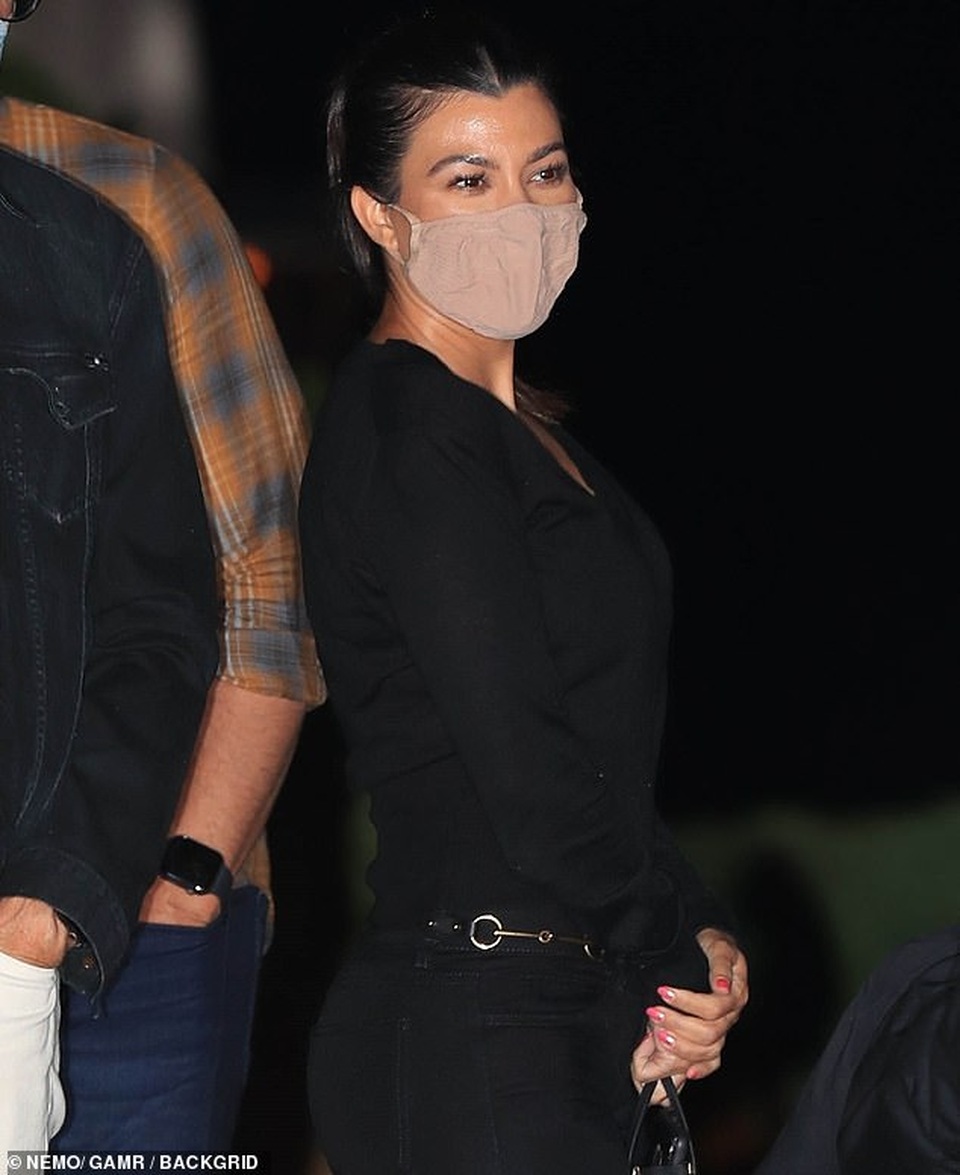 Madison Beer khoe chân dài trên phố - 8 Madison Beer khoe chân dài trên phố - 8