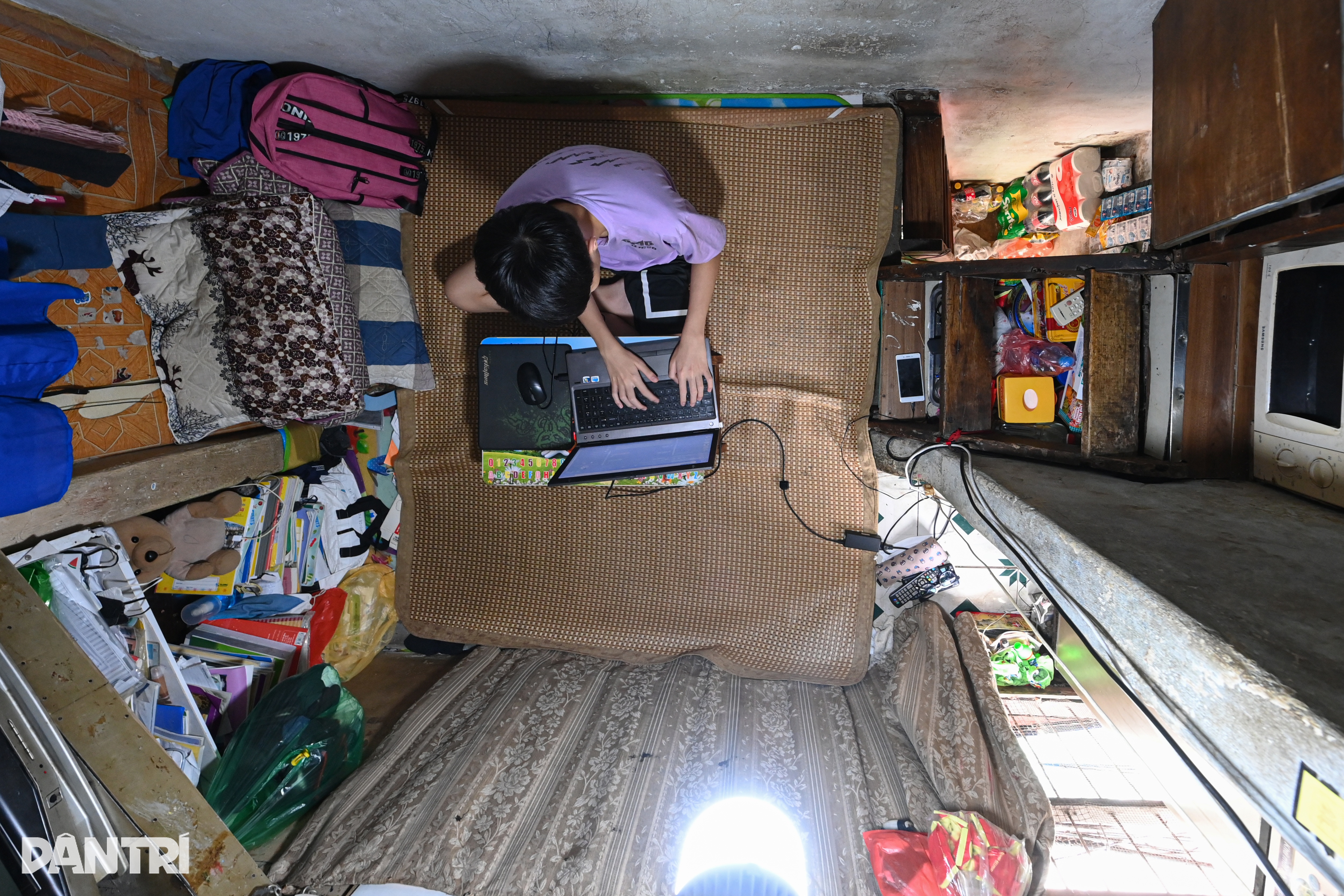 Tết lạc quan trong căn nhà 6m2 ở Hà Nội nơi ba thế hệ sinh sống - 3 Tết lạc quan trong căn nhà 6m2 ở Hà Nội nơi ba thế hệ sinh sống - 3