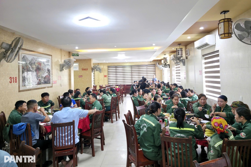 Những suất cơm nghĩa tình ấm lòng hàng trăm lao công sau bão - 1 Những suất cơm nghĩa tình ấm lòng hàng trăm lao công sau bão - 1