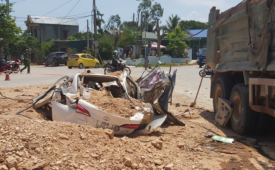 Xe tải lật đè bẹp nát xe con, 3 người tử vong - 7 Xe tải lật đè bẹp nát xe con, 3 người tử vong - 7