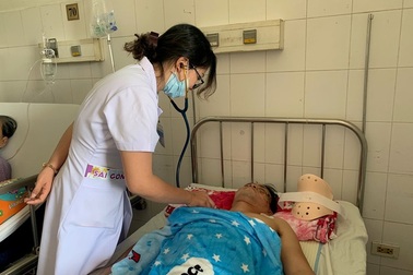 Bác sĩ kêu gọi bạn đọc giúp đỡ người đàn ông bị liệt tứ chi sau vụ tai nạn