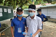 Thí sinh đội khăn tang đi thi tốt nghiệp THPT