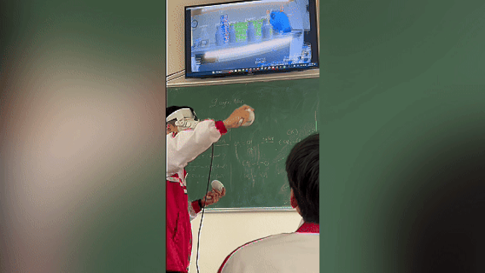 Dốc hết học bổng, 2 học sinh xây cả phòng thí nghiệm nằm trong kính VR cũ - 4