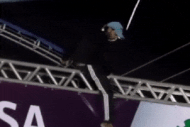 Khán giả thiệt mạng vì… trèo lên nóc sân khấu