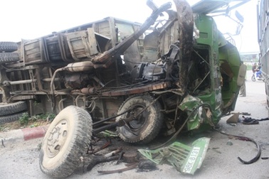 Xe tải húc container, 3 người nhập viện