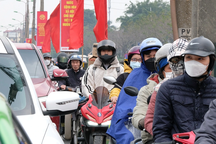 Người dân ùn ùn trở lại Hà Nội sau nghỉ Tết, cửa ngõ phía nam tắc kéo dài