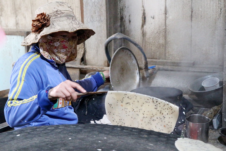 Làng nghề bánh tráng vào Tết: Đỏ lửa ngày đêm vẫn không kịp bán - 3 Làng nghề bánh tráng vào Tết: Đỏ lửa ngày đêm vẫn không kịp bán - 3