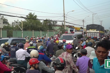 Kẹt xe nghiêm trọng sau tai nạn giao thông