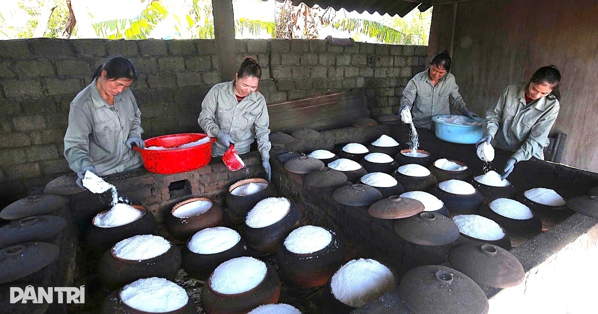 Người đàn ông “lột xác” cho hạt muối ở làng nghề hơn 400 năm tuổi
