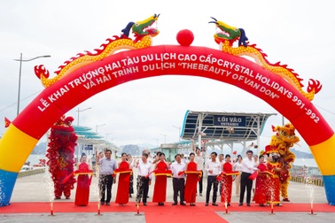 Khai trương 2 tàu du lịch cao cấp phục vụ khách tham quan Vịnh Bái Tử Long