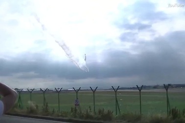 Phi đội Thunderbirds của Mỹ phô diễn trên bầu trời Anh