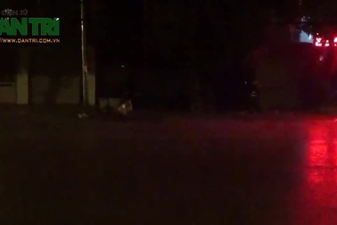 Hà Tĩnh: Cảm phục chị lao công đội mưa giữa đêm khuya thu gom rác