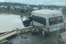 Xe khách "vắt vẻo" trên thành cầu sau tai nạn liên hoàn