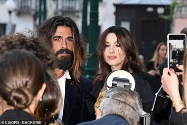 Cựu "Bond girl" Monica Bellucci dự sự kiện cùng bạn trai kém 18 tuổi