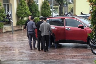 Vụ tấn công nhiều người trong bệnh viện: Nghi phạm vào thăm vợ mới sinh