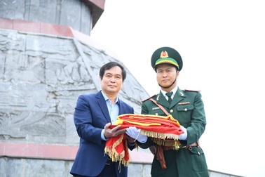 Trao tặng 100 lá cờ rộng 54m2 cho cột cờ Lũng Cú