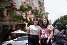 Quán cà phê treo hơn 700 con gấu bông gây sốt TPHCM, bảo vệ túc trực 24/24