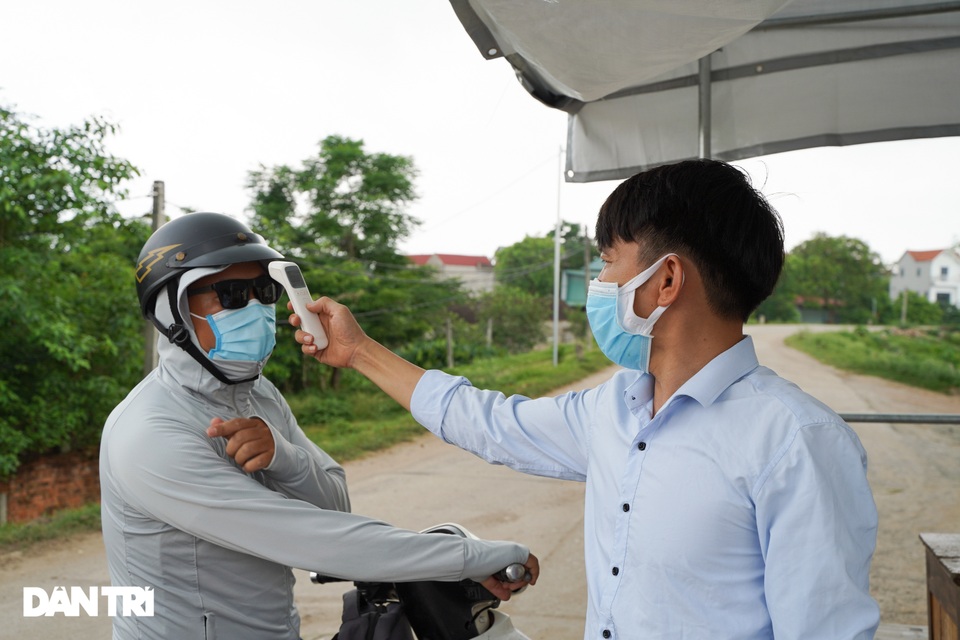 Muôn kiểu chốt chặn phòng dịch tại các ngả đường ở vùng giáp ranh Hà Nội - 9 Muôn kiểu chốt chặn phòng dịch tại các ngả đường ở vùng giáp ranh Hà Nội - 9
