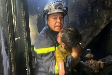 Vụ cháy nhà ở Hà Nội: Chuyện đằng sau bức ảnh "người hùng" cứu 3 cháu bé