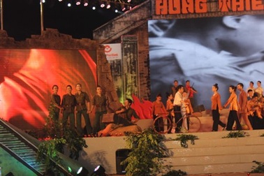 Xúc động đêm tái hiện lịch sử "Hùng thiêng đất mẹ"