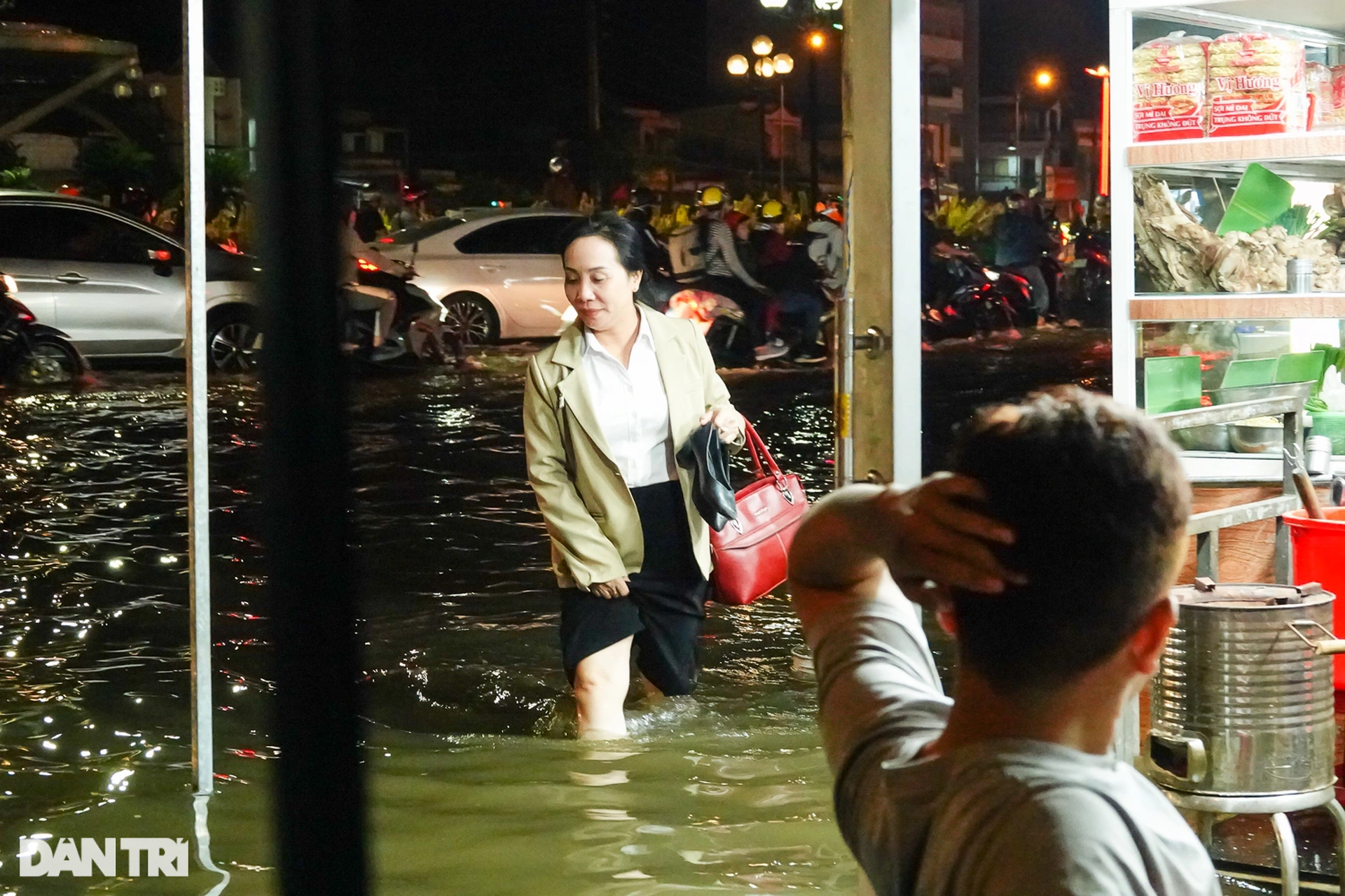 Dân vừa đón Tết vừa chạy ngập: Giờ mới thấy nước dâng vào đầu năm mới - 7