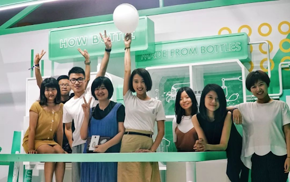 Gom chai nhựa mất trăm năm phân hủy, cô gái biến thành áo hút khách - 4 Gom chai nhựa mất trăm năm phân hủy, cô gái biến thành áo hút khách - 4