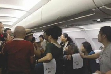 Hành khách Trung Quốc bị đuổi khỏi máy bay vì ẩu đả