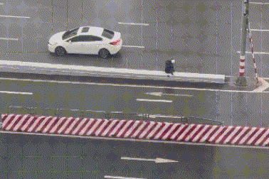 Thót tim khi giải cứu người dân suýt bị thổi bay trước gió bão Yagi