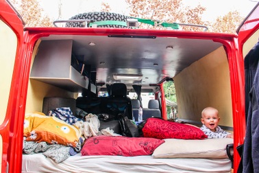 Bé 9 tháng tuổi chu du khắp nơi cùng bố mẹ trong 2 tháng