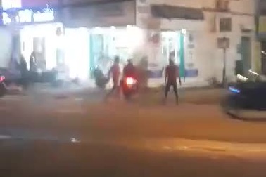 Các đối tượng tay lăm lăm hung khí gây náo loạn trên đường Lê Văn Việt