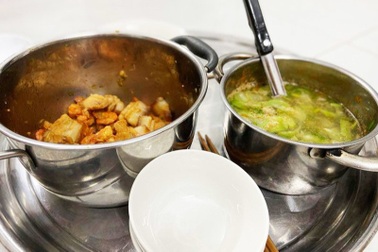 Vợ dọn mâm cơm đựng thức ăn bằng nồi, mẹ tôi gọi ngay cho thông gia