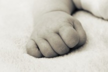 Bé gái 9 tháng tuổi tử vong vì bị bỏ quên trên ô tô